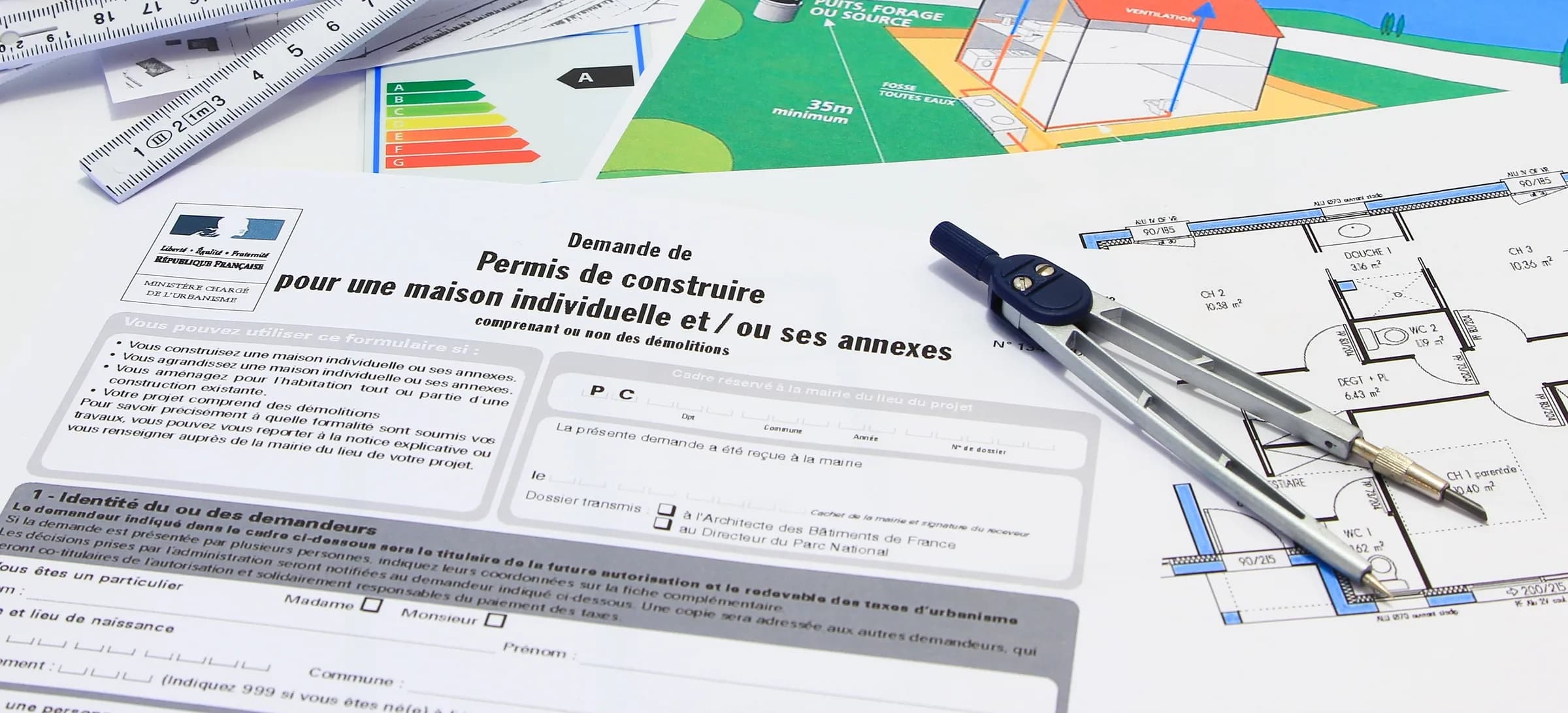 Formulaire de demande de permis de construire, compas et plans
